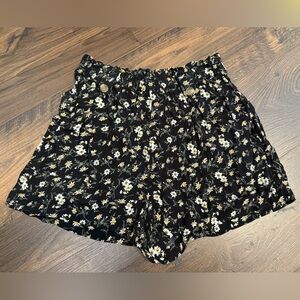 American Eagle Outfitters Black Floral Shorts Women’s Medium